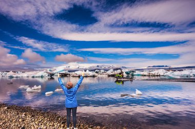 Yaşlı kadın - mavi ceketli turist 