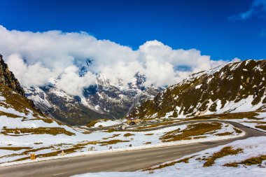 Dağ yamacındaki kar