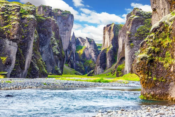 Steep cliffs in canyon — Stock Photo, Image