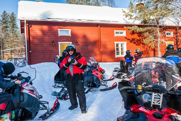 De toeristen groep op sneeuwscooters — Stockfoto