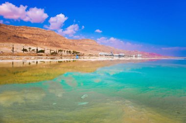Ölü Deniz'in turkuaz suyu