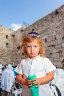 Bir skullcap güzel sarışın çocuk