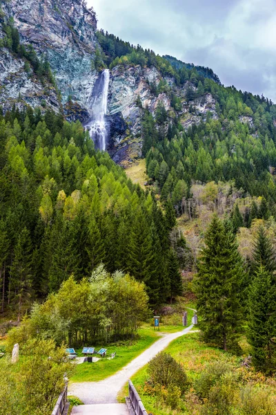 Waterfall among the cliffs — Stock Photo, Image