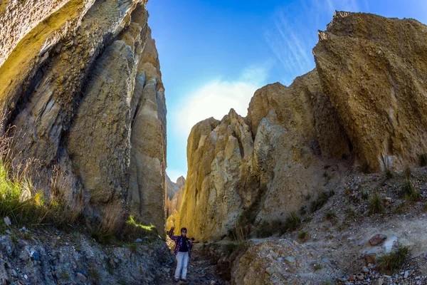 Femme âgée posant dans la gorge — Photo