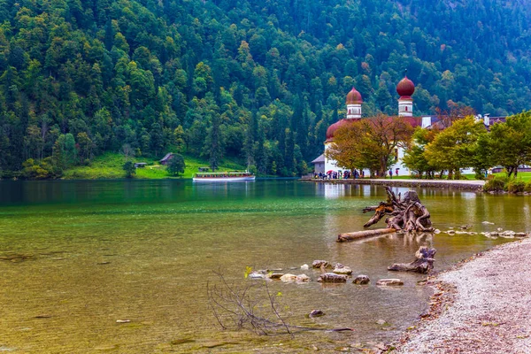 El lago está rodeado de bosques — Foto de Stock