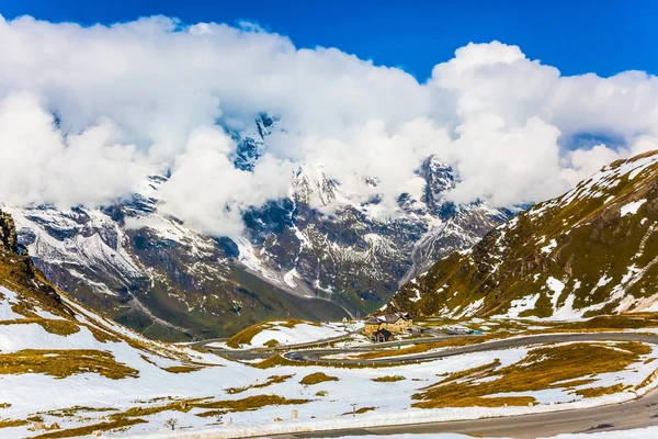 La nieve comenzó a derretirse. — Foto de Stock