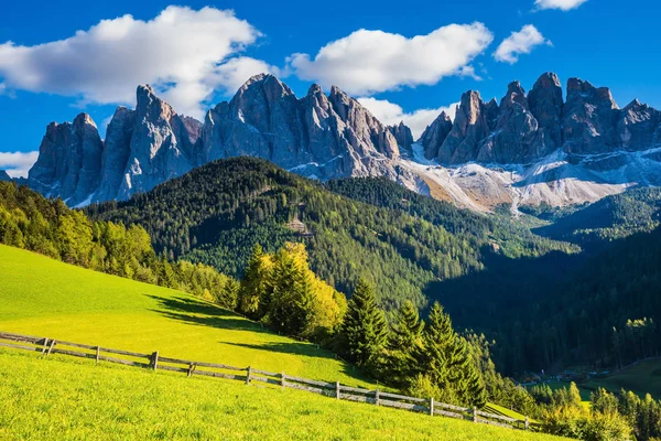 Rotsachtige bergtoppen in Val di Funes — Stockfoto