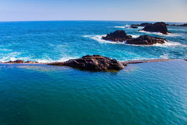 Atlantik kıyısındaki taşlar ve kayalar — Stok fotoğraf