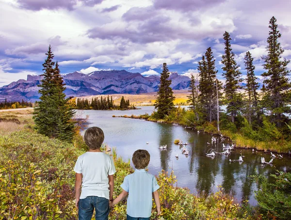 İki güzel çocuk dağlara hayrandır. — Stok fotoğraf