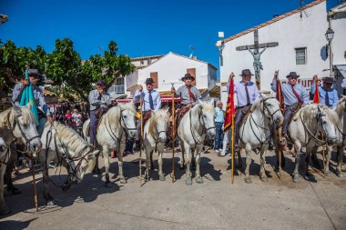 Konvoy - beyaz atlar üzerinde korumaları dizilmiş 