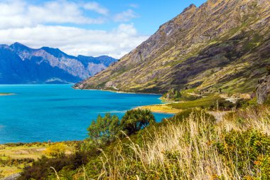 Dağların yamaçları soğuk suya iner 