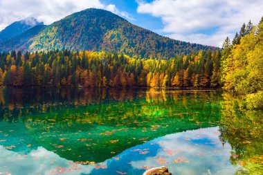  Suyun pürüzsüz yüzeyi 