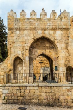 Duvarlardan büyüleyici bir yürüyüş 