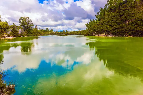 Озеро с красочной непрозрачной водой — стоковое фото