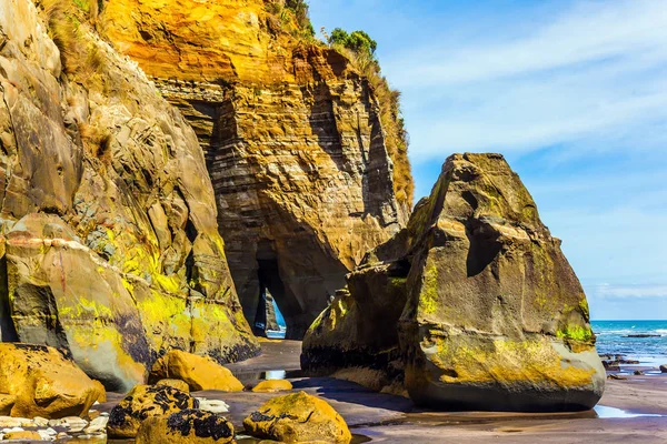 Os arcos costeiros e rochas para a maré oceânica — Fotografia de Stock