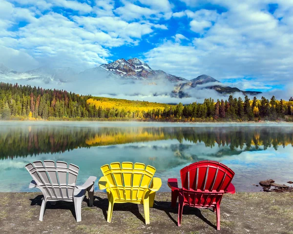 Tres tumbonas multicolores — Foto de Stock