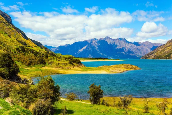 Huge Hawea Lake with turquoise water — Stock Photo, Image