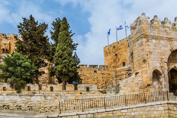 Gå genom de gamla murarna Jerusalem — Stockfoto