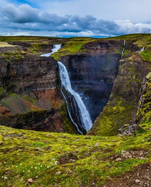 Bulutlu ve rüzgarlı bir yaz günü 