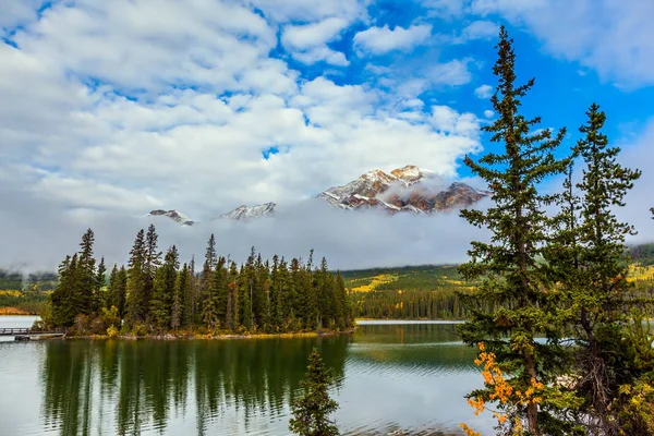 The small island on the lake — Stock Photo, Image