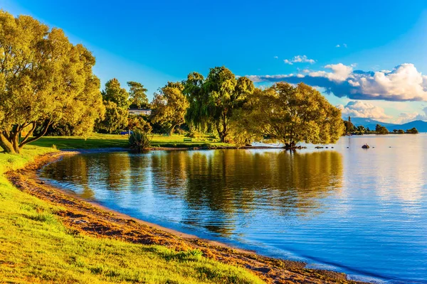 Fabuloso atardecer en el lago Taupo —  Fotos de Stock