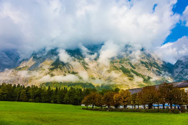 Allee entlang des Seeufers — Stockfoto