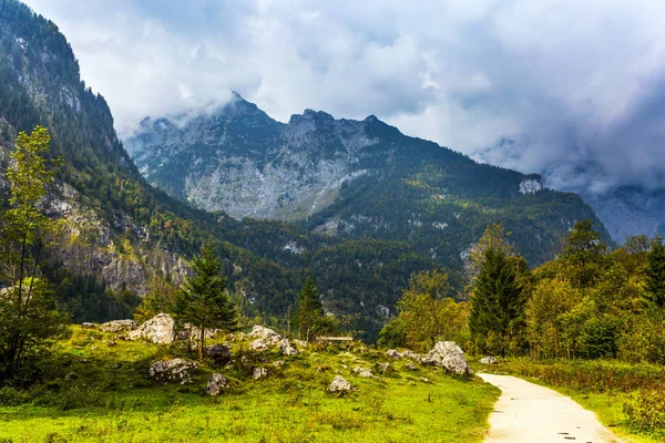 Landschappelijke wandelweg in de bergen — Stockfoto