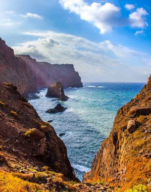 Madeira adasının batı kıyısı. 
