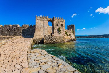 Resimli antik liman Methoni. 