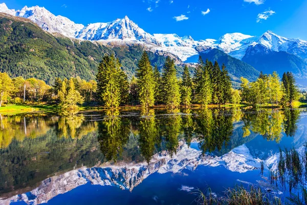 Ośnieżone szczyty Alp — Zdjęcie stockowe