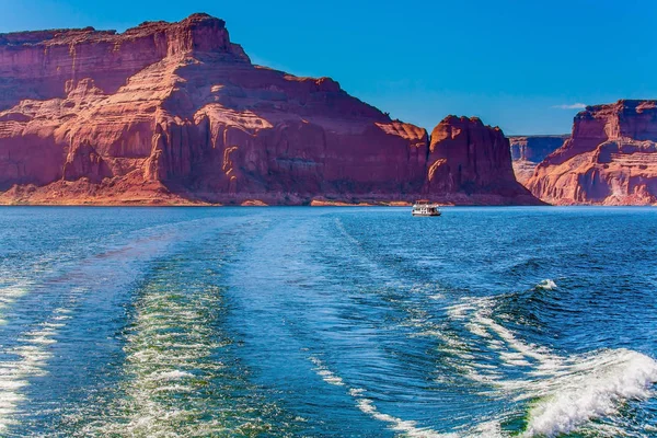 Excursion on boat on Lake Powell — Stock Photo, Image