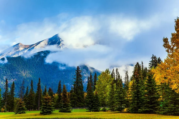Rotsachtige bergen in de wolken — Stockfoto