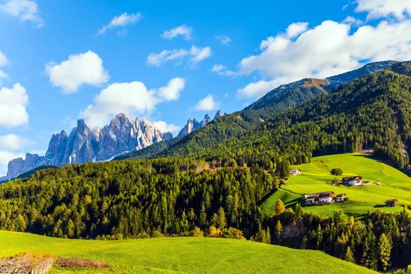 Picturesque farms with red roofs — ストック写真