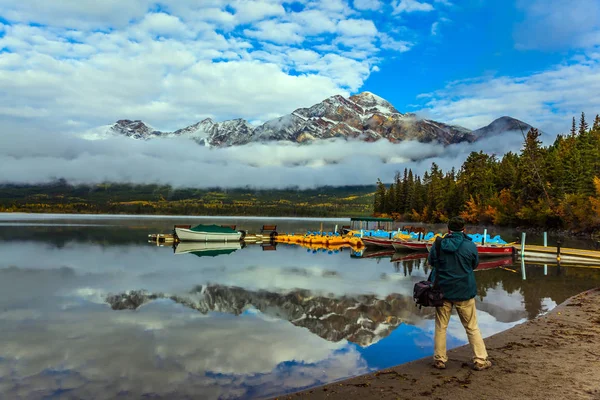 Starší turista s foto taškou — Stock fotografie