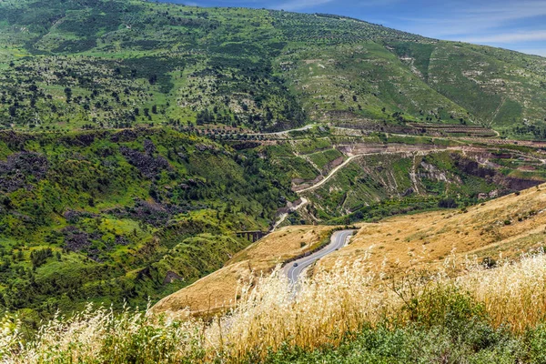 The road along the deep gorge — Stock Photo, Image