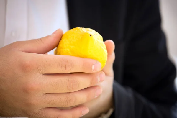 Köparen väljer en citrus — Stockfoto