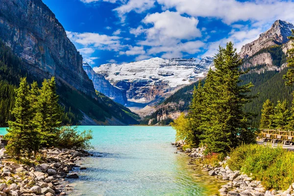 Lago com água azul — Fotografia de Stock