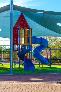 Çocukların fiziksel ve zihinsel gelişimi kavramı. Parlak, güneşli bir sabah. Renkli eğlenceleri olan harika bir çocuk parkı. Oyun parkına özel çadır kuruldu. 