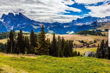 Dolomitler, İtalya. Muhteşem kayalık tepe, Alpe di Siusi vadisi ile sınırlıdır. Resimli otlak tepeler. Fotoğraf ve yürüyüş için güneşli bir gün. Yürüme, ekolojik ve fotoğraf turizmi kavramı