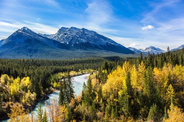 Göl renkli sonbahar ormanlarıyla çevrilidir. Resimli Abraham Gölü Kanada Dağları 'nın dağ vadisinde. Etkin, ekolojik ve fotoğraf turizmi kavramı
