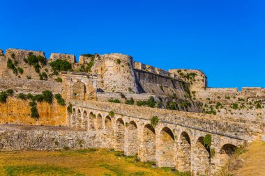 Venedik kalesi Methoni. Yollu, resimli antik viyadük kalesi. Bin yıllık koruyucu duvarlar çalılarla kaplıydı. Aktif, fotoğraf ve tarihi turizm kavramı