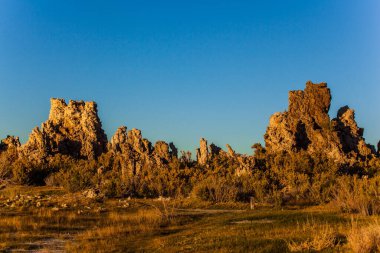 Alacakaranlık akşamı. Mono Gölü dünyanın doğal bir harikasıdır. Mono Gölü kıyısındaki 