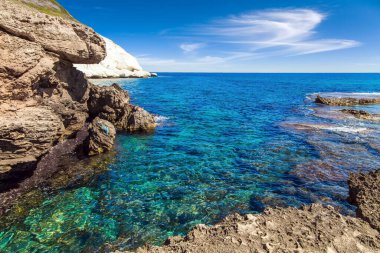 Kuzey İsrail 'de, tebeşir dağı Rosh a Nikra yakınlarındaki kayalık göl. İsrail ile Lübnan arasındaki sınır. Gök mavisinden koyu maviye deniz suyunun rengi. Çevre ve fotoğraf turizmi kavramı