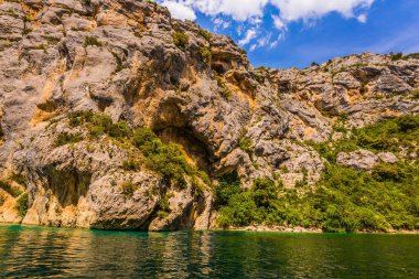 Ekolojik ve aktif turizm kavramı. Verdon Nehri Verdon Kanyonu 'nun sarp kayalıkları arasında akar. Provence Alpleri, Fransa. Gök mavisi sularda yolculuk
