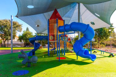 Cazibeler uygun ve güvenli bir şekilde düzenlenir. - Günaydın. Çocuklar için harika ve güvenli bir oyun alanı. Çocukların fiziksel ve zihinsel gelişimi kavramı