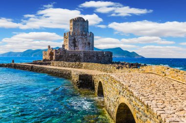 Üç katmanlı gözetleme kulesi denizde uzun bir pelerin üzerine inşa edilmiştir. Venedik kalesi Methoni. Yunanistan 'ın Akdeniz kıyısındaki güzel tatil beldesi. Aktif, fotoğraf ve tarihi turizm kavramı