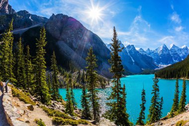 Park Banff 'ta zümrüt renkli buzlu su ile Moiraine Gölü. Kanada Kayalık Dağları, Alberta ili. Ekolojik, fotografik ve aktif turizm kavramı