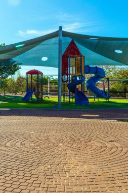  Parlak, güneşli bir sabah. Değişik renklerde oyun alanları olan harika bir çocuk bahçesi. Oyun parkının üzerinde özel bir çadır var. Çocukların fiziksel ve zihinsel gelişimi kavramı