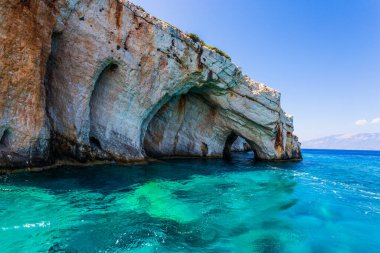 Yunanistan 'da harika bir tatil, Zakynthos adası. Resimli ada kıyısı boyunca bir yatla açılmak. Parlak mavi deniz suyu kıyı kayalıklarını yansıtır. Deniz, aktif ve tatil beldesi konsepti