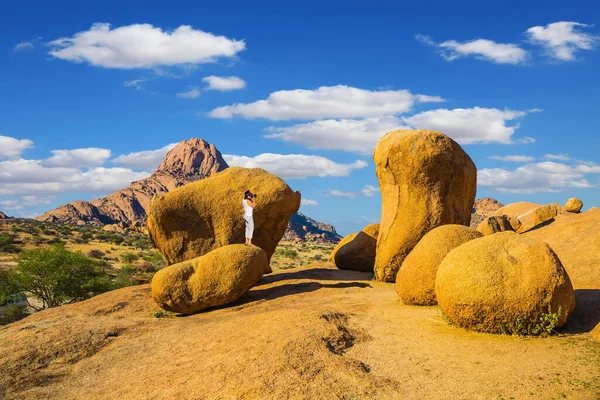 Podróż Afryki Malownicze Kamienie Pustyni Namib Szczupła Kobieta Robi Zdjęcia — Zdjęcie stockowe
